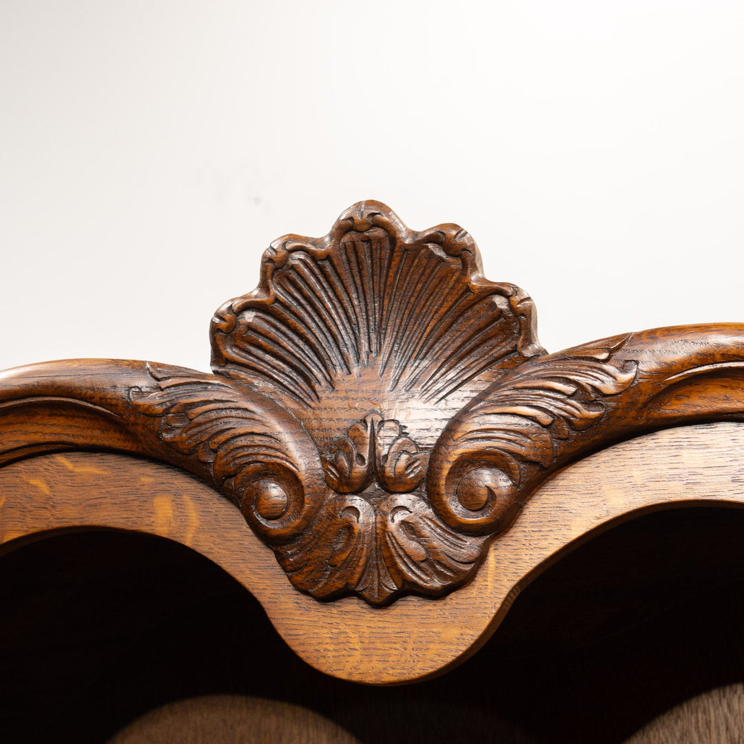 トップレイルの装飾や扉の美しい彫刻などフレンチならではの華やかな装飾が光る オーク ブックケース /23K