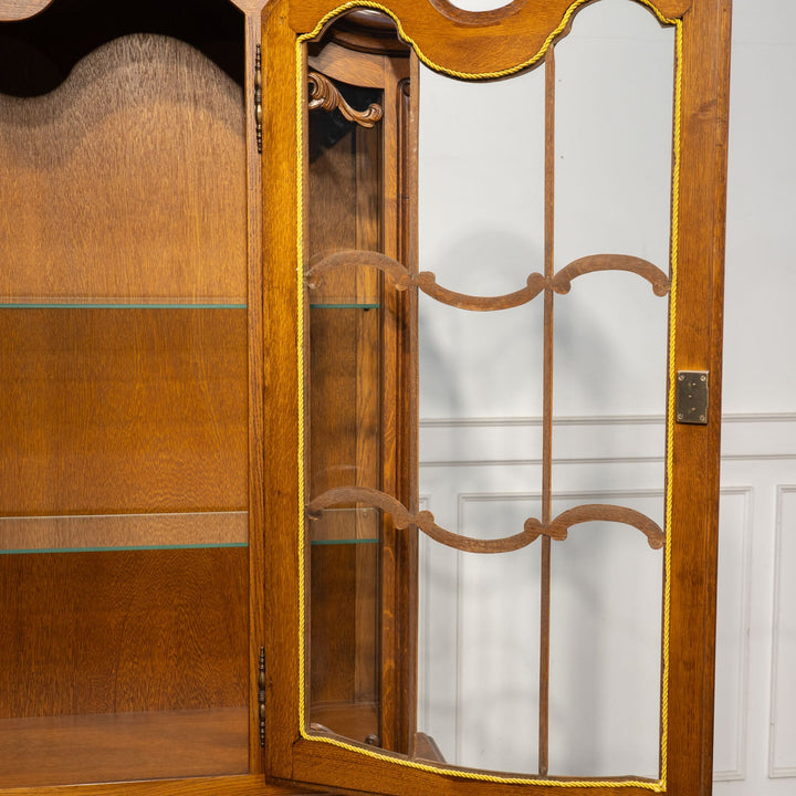 トップレイルの装飾や扉の美しい彫刻などフレンチならではの華やかな装飾が光る オーク ブックケース /23K