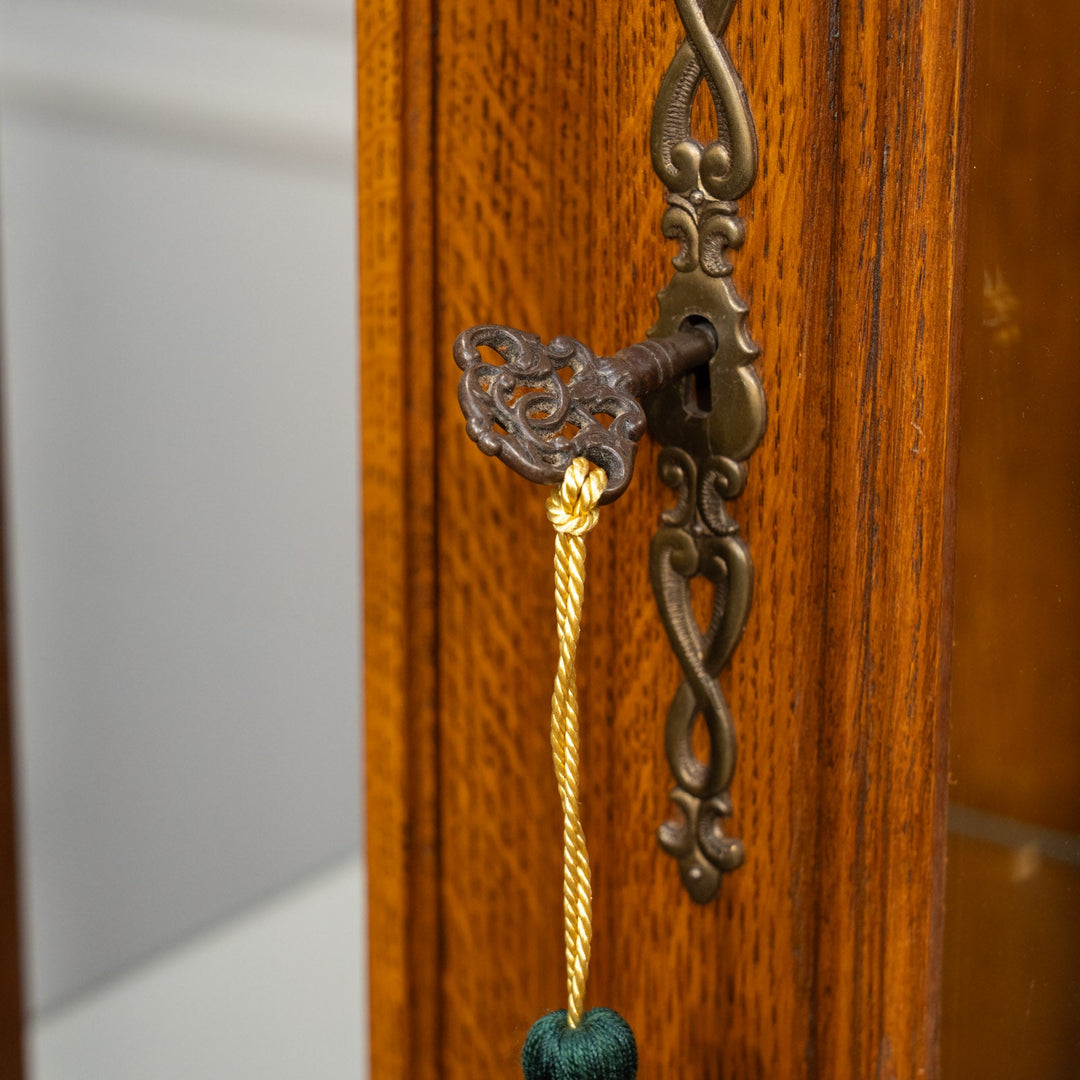 トップレイルの装飾や扉の美しい彫刻などフレンチならではの華やかな装飾が光る オーク ブックケース /23K