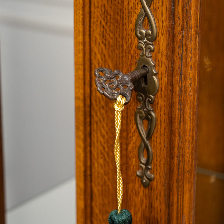 トップレイルの装飾や扉の美しい彫刻などフレンチならではの華やかな装飾が光る オーク ブックケース /23K