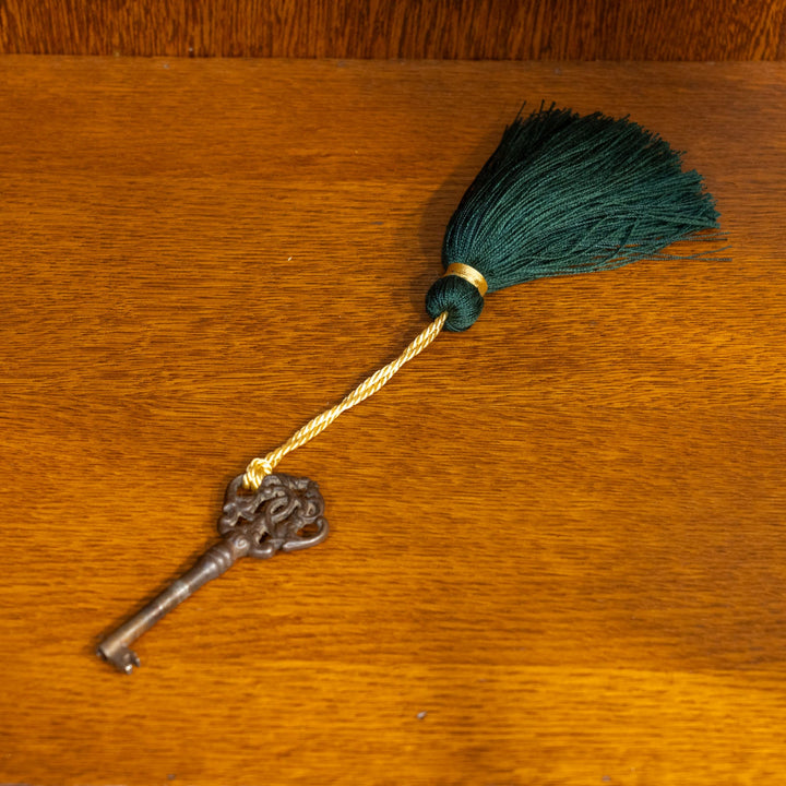 トップレイルの装飾や扉の美しい彫刻などフレンチならではの華やかな装飾が光る オーク ブックケース /23K