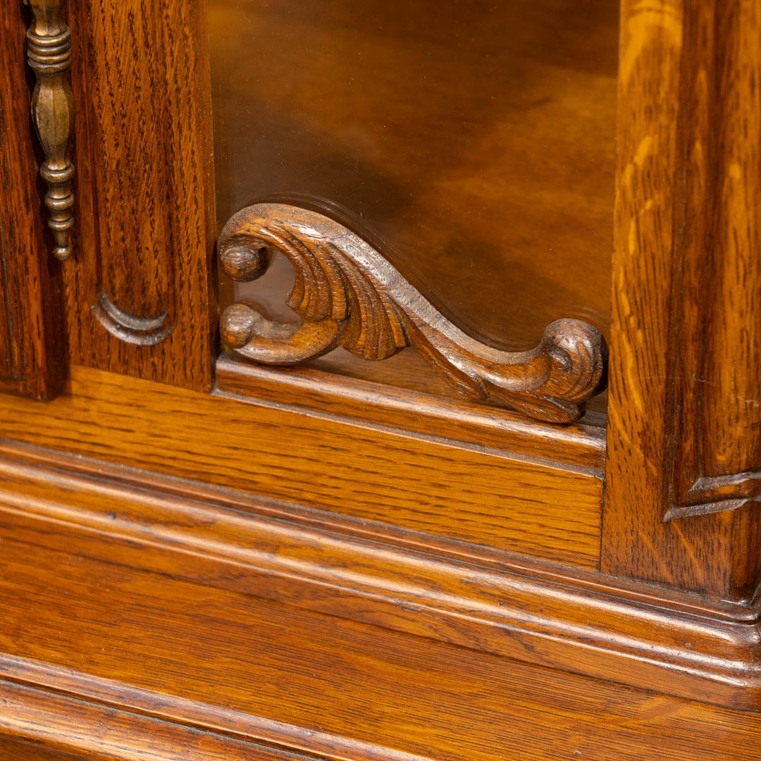 トップレイルの装飾や扉の美しい彫刻などフレンチならではの華やかな装飾が光る オーク ブックケース /23K