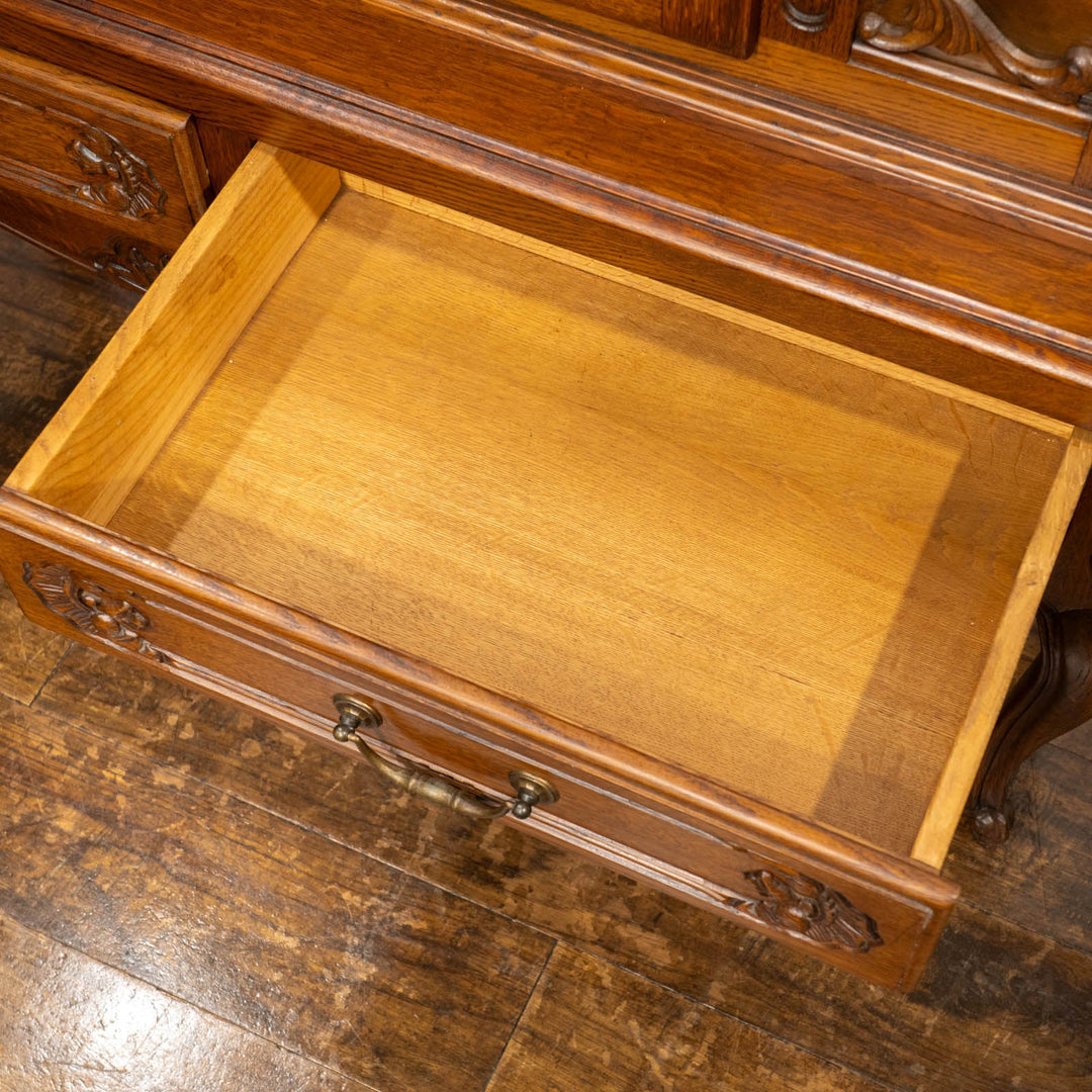 トップレイルの装飾や扉の美しい彫刻などフレンチならではの華やかな装飾が光る オーク ブックケース /23K