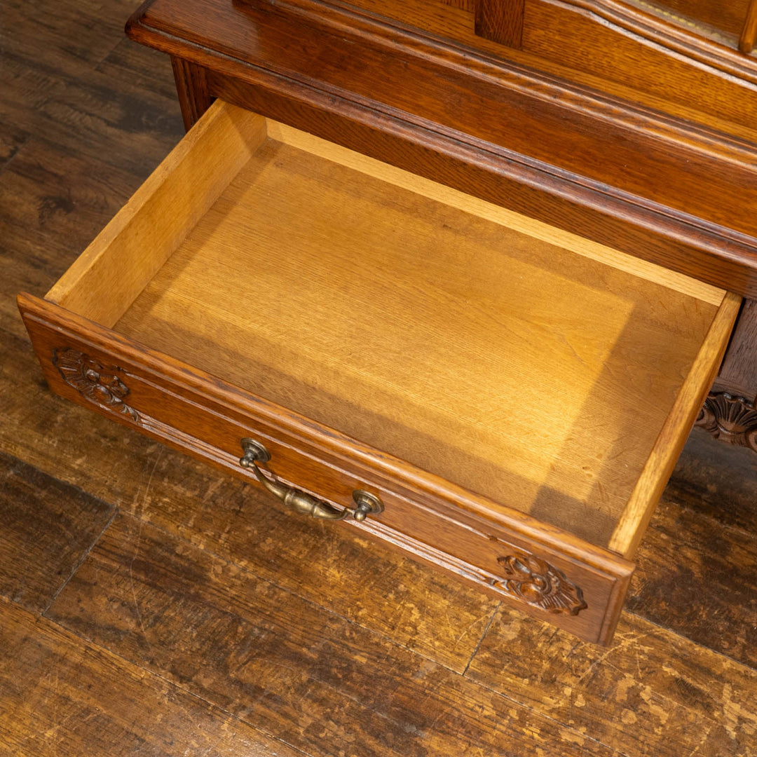 トップレイルの装飾や扉の美しい彫刻などフレンチならではの華やかな装飾が光る オーク ブックケース /23K