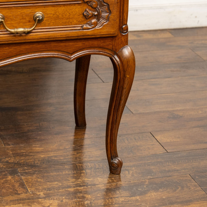 トップレイルの装飾や扉の美しい彫刻などフレンチならではの華やかな装飾が光る オーク ブックケース /23K