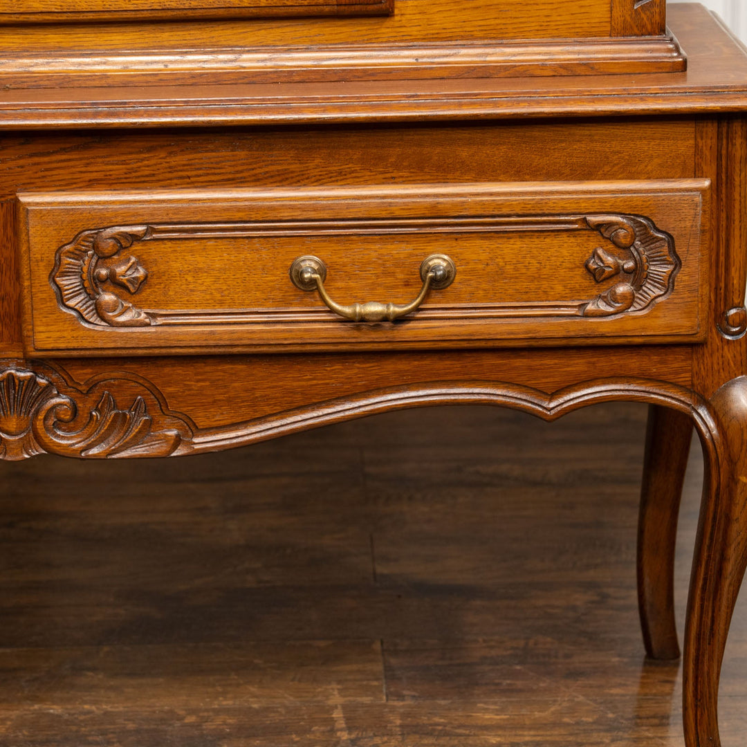 トップレイルの装飾や扉の美しい彫刻などフレンチならではの華やかな装飾が光る オーク ブックケース /23K