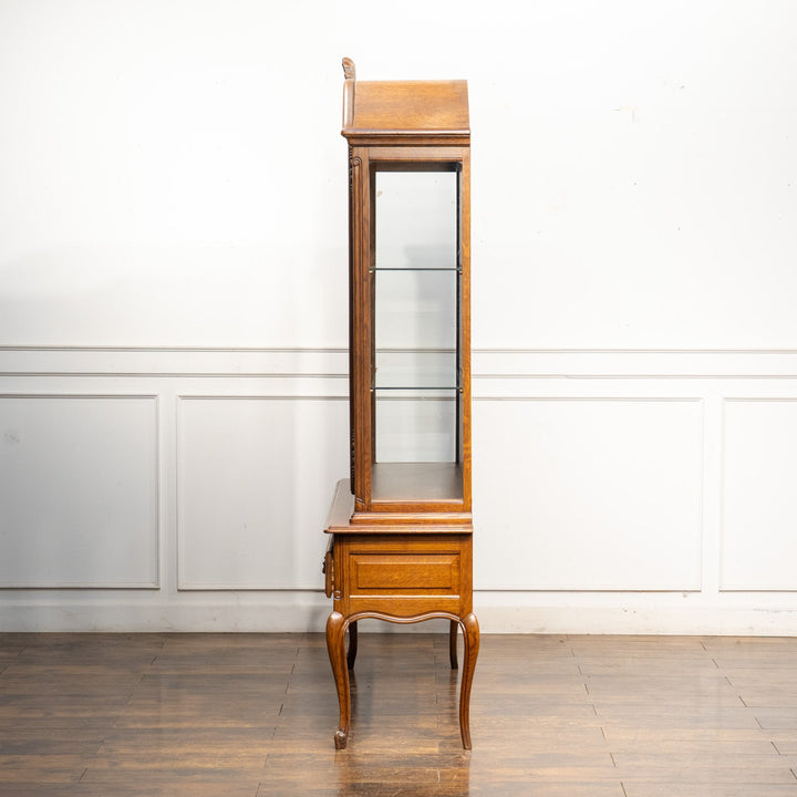 トップレイルの装飾や扉の美しい彫刻などフレンチならではの華やかな装飾が光る オーク ブックケース /23K