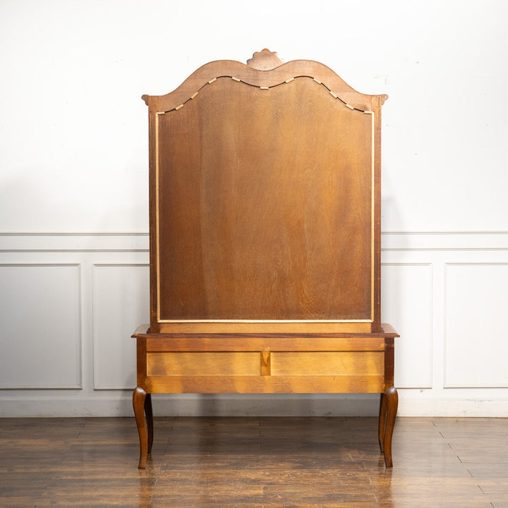 トップレイルの装飾や扉の美しい彫刻などフレンチならではの華やかな装飾が光る オーク ブックケース /23K