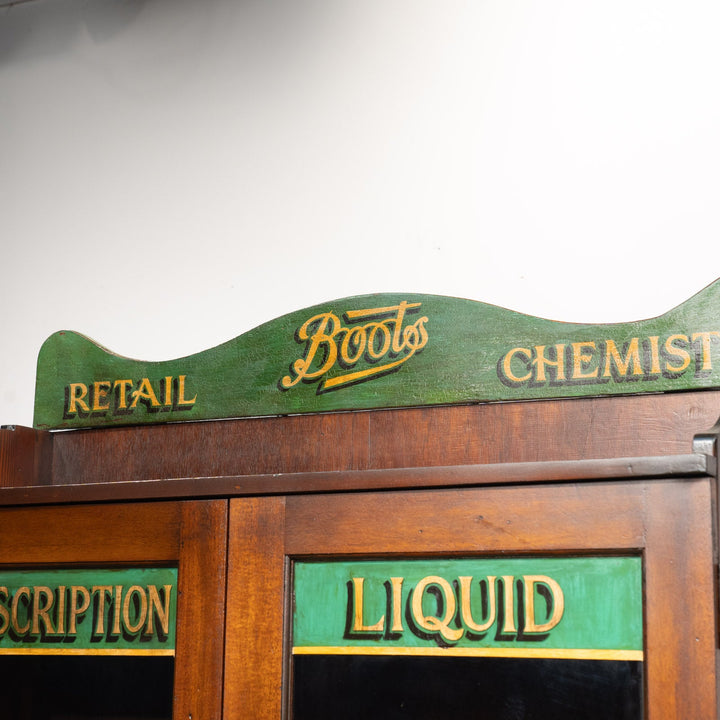 インテリアのアクセントになるポップなデザイン アポセカリーキャビネット /23K