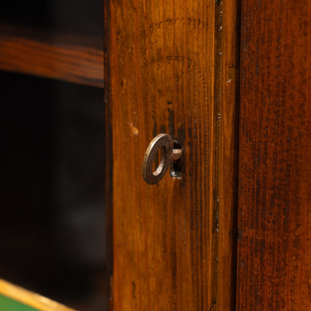 インテリアのアクセントになるポップなデザイン アポセカリーキャビネット /23K