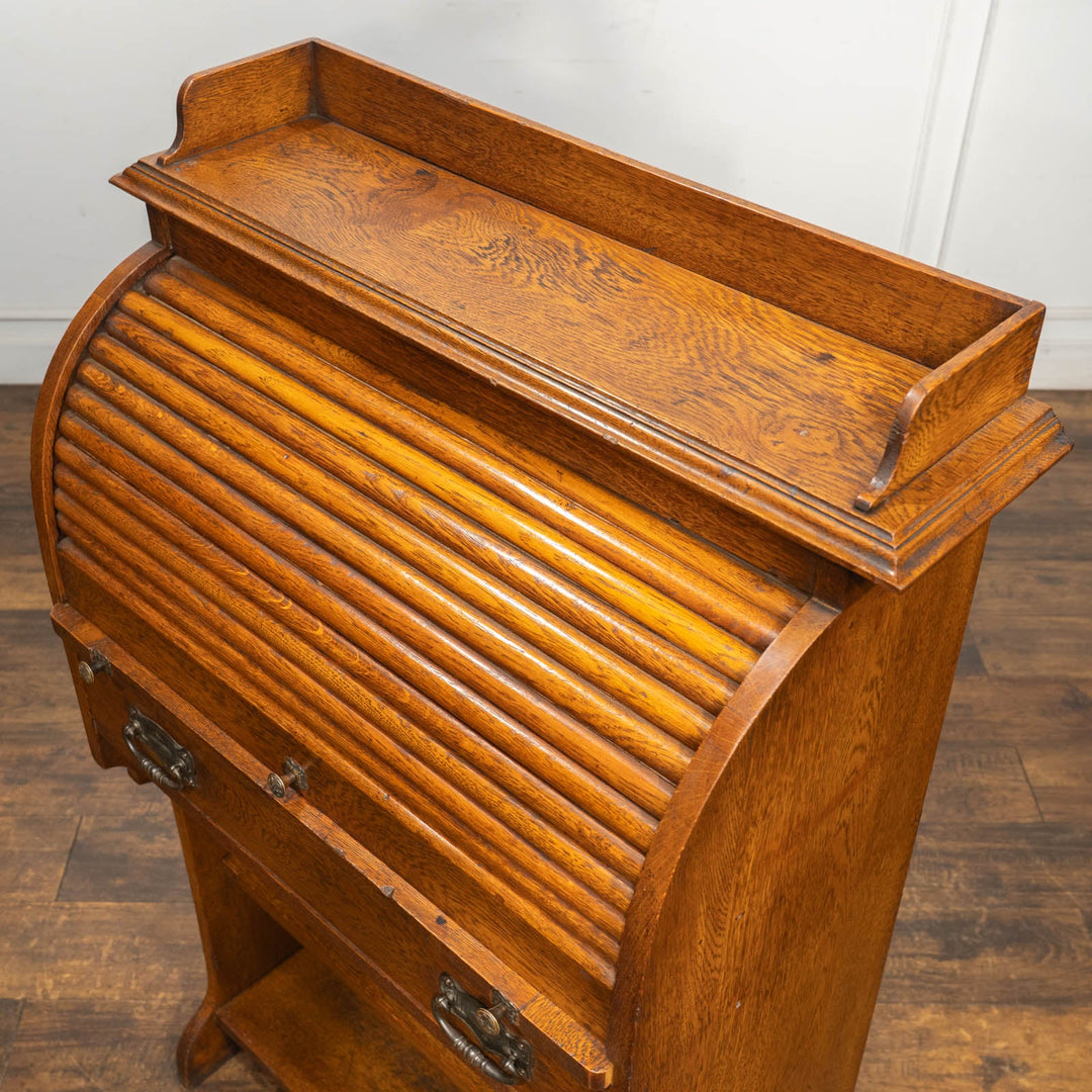 コンパクトなサイズでブックケースとデスクが一体化した便利な家具 スチューデントビューロー /23K