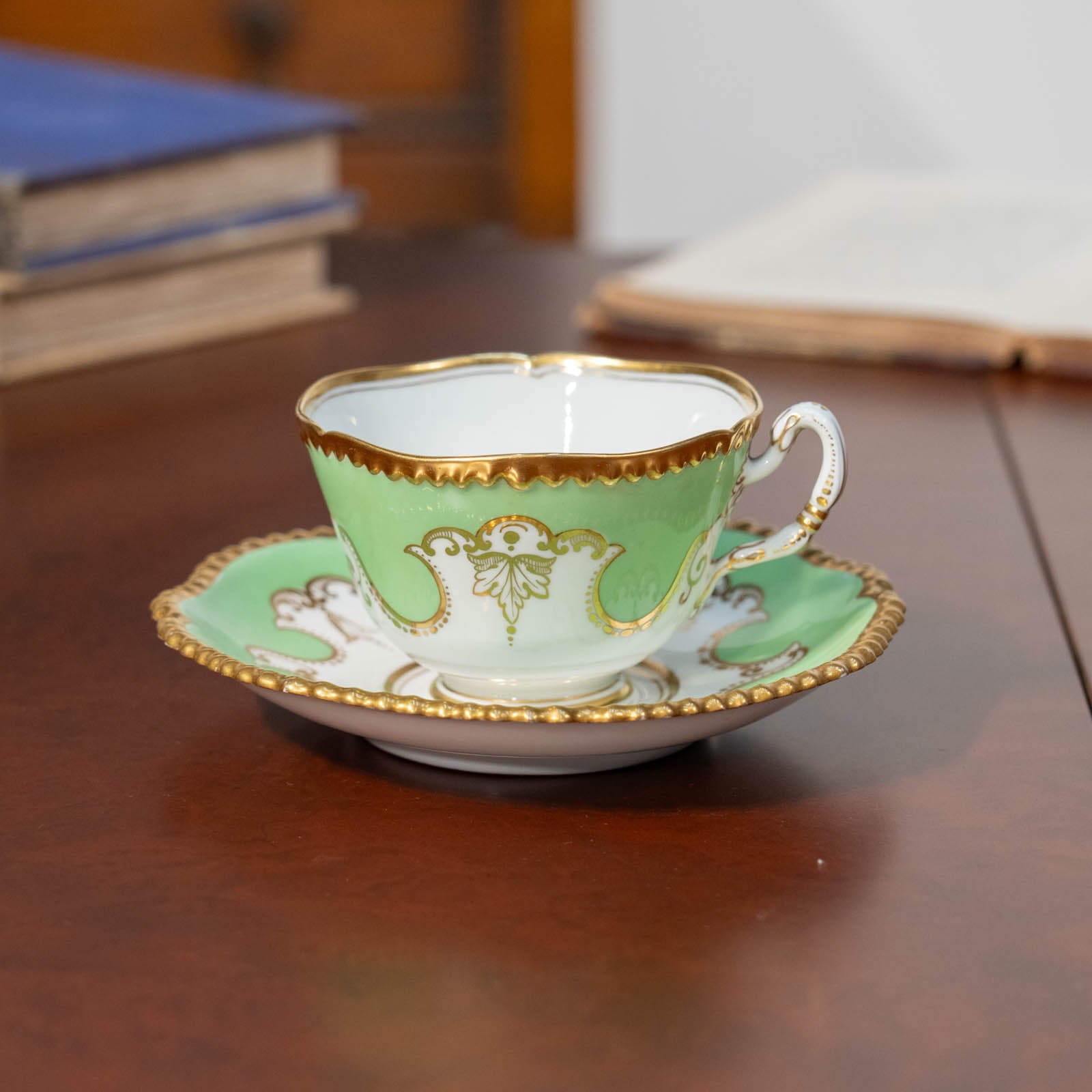 鮮やかなアップルグリーンに立体感のある金彩装飾が華やか コーヒー
