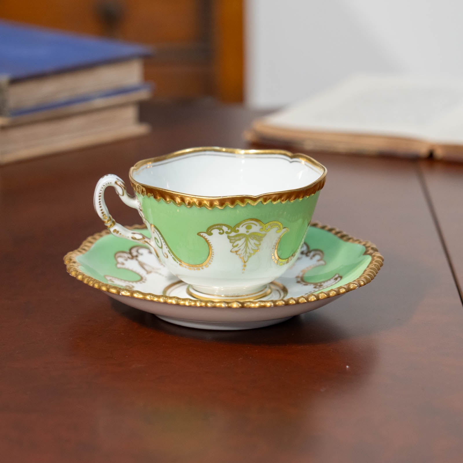 鮮やかなアップルグリーンに立体感のある金彩装飾が華やか コーヒー