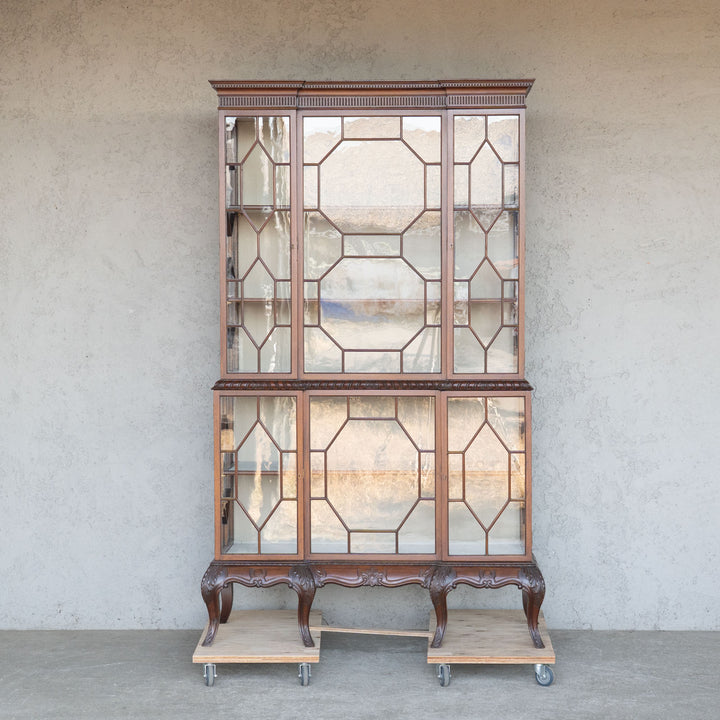 美しい幾何学模様のガラス扉が目を惹く ウォールナット ディスプレイキャビネット /24E