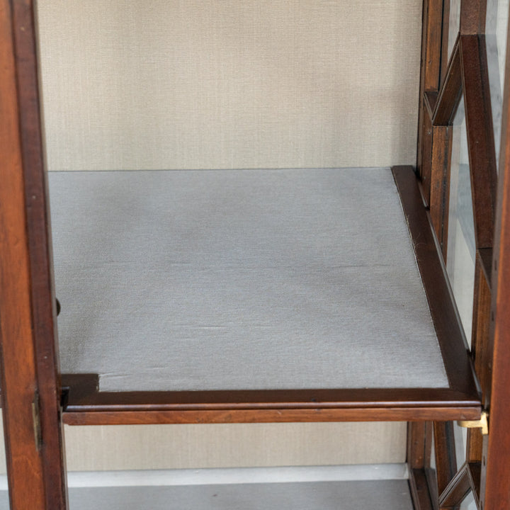 美しい幾何学模様のガラス扉が目を惹く ウォールナット ディスプレイキャビネット /24E