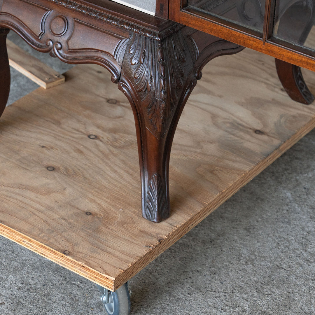 美しい幾何学模様のガラス扉が目を惹く ウォールナット ディスプレイキャビネット /24E