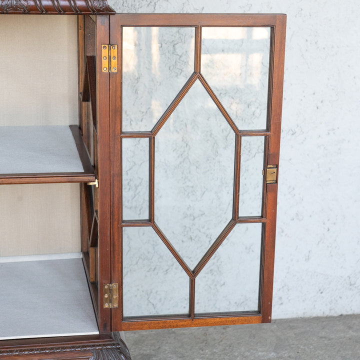 美しい幾何学模様のガラス扉が目を惹く ウォールナット ディスプレイキャビネット /24E