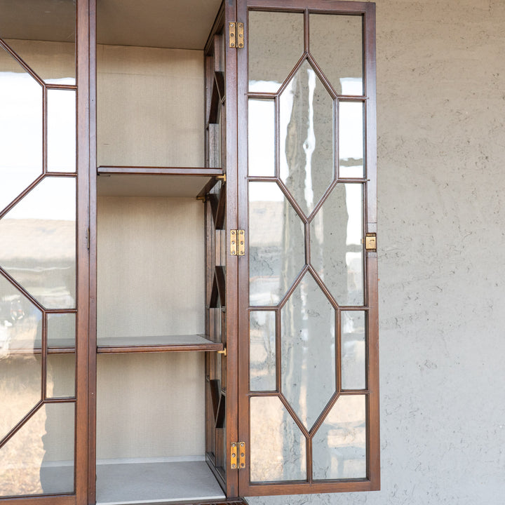 美しい幾何学模様のガラス扉が目を惹く ウォールナット ディスプレイキャビネット /24E