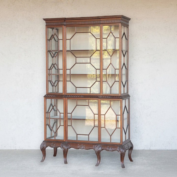 美しい幾何学模様のガラス扉が目を惹く ウォールナット ディスプレイキャビネット /24E