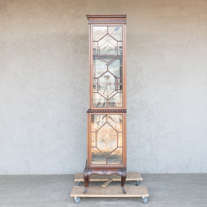 美しい幾何学模様のガラス扉が目を惹く ウォールナット ディスプレイキャビネット /24E