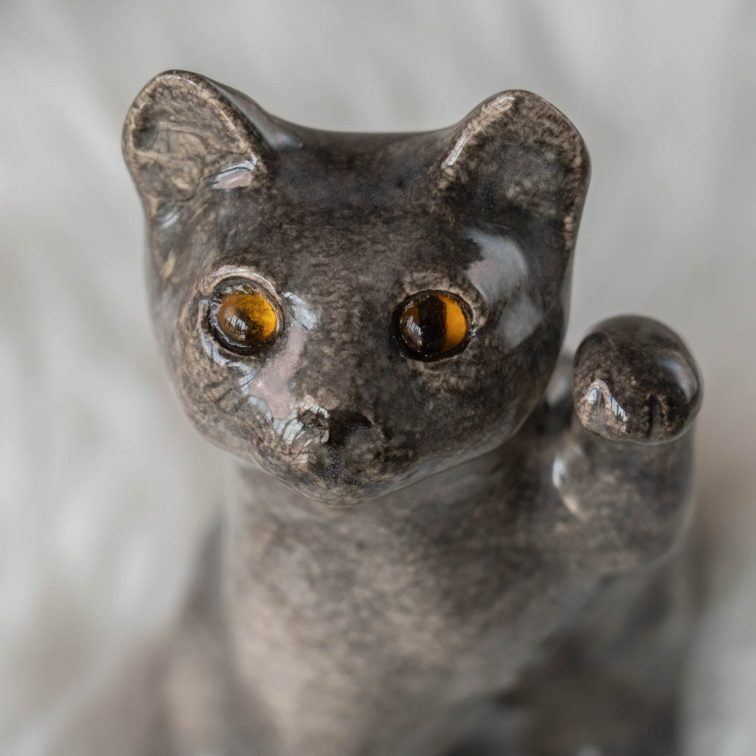 【Winstanley Cat ウィンスタンレイ キャット】◇招き猫を思わせる前足を上げたフォルムが印象的 Solid grey グレー /24E[m]
