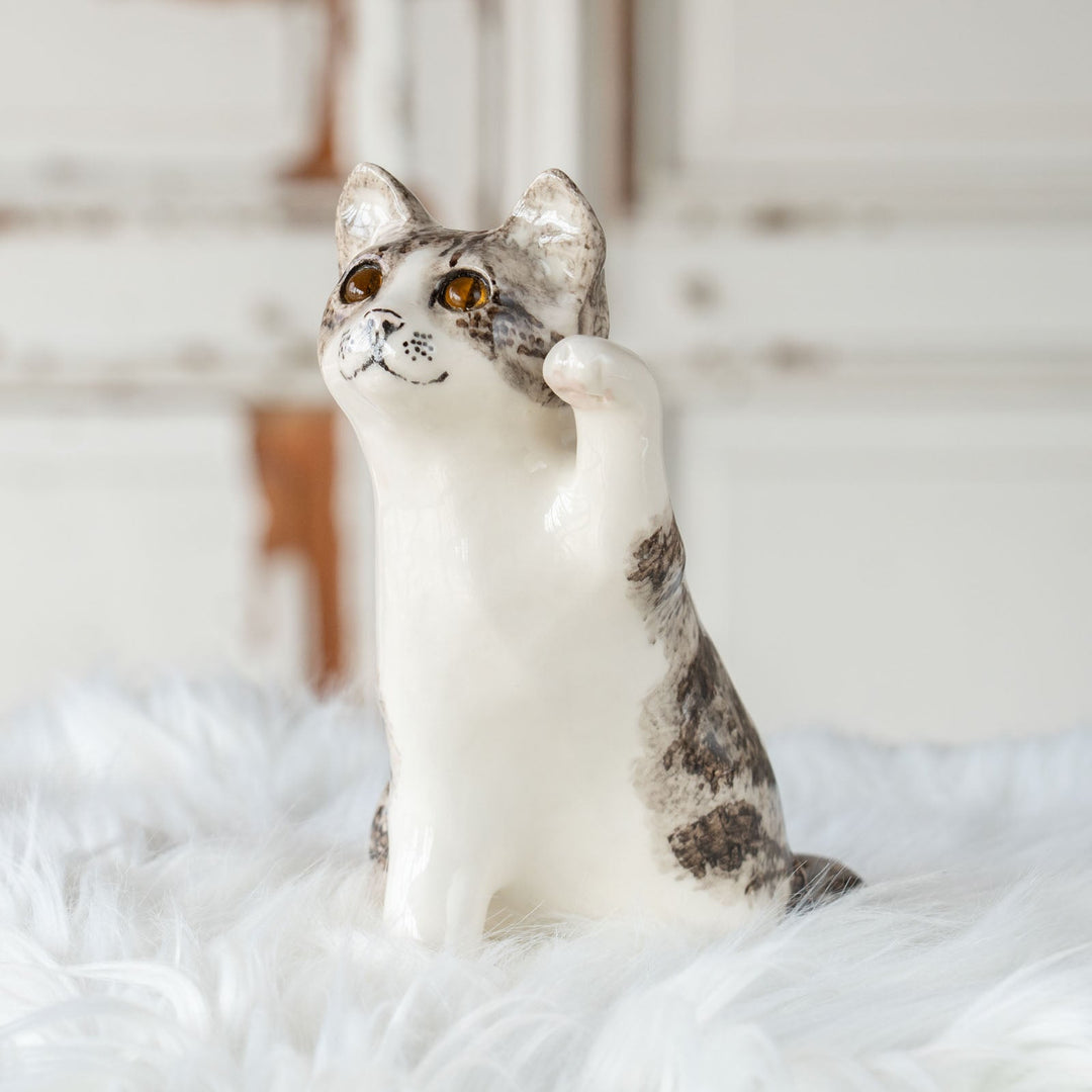 【Winstanley Cat ウィンスタンレイ キャット】◇招き猫を思わせる前足を上げたフォルムが印象的 Silver tabby シルバータビー/24E[m]