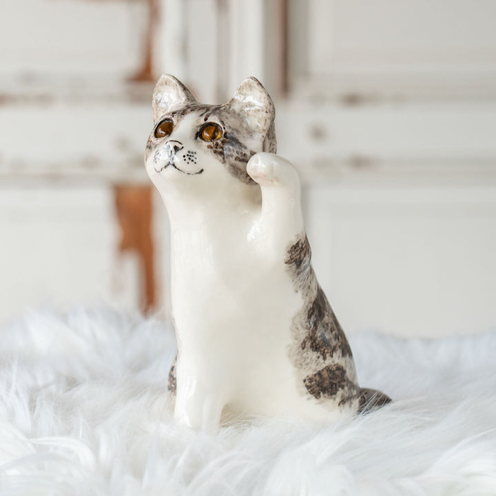 【Winstanley Cat ウィンスタンレイ キャット】◇招き猫を思わせる前足を上げたフォルムが印象的 Silver tabby シルバータビー/24E[m]