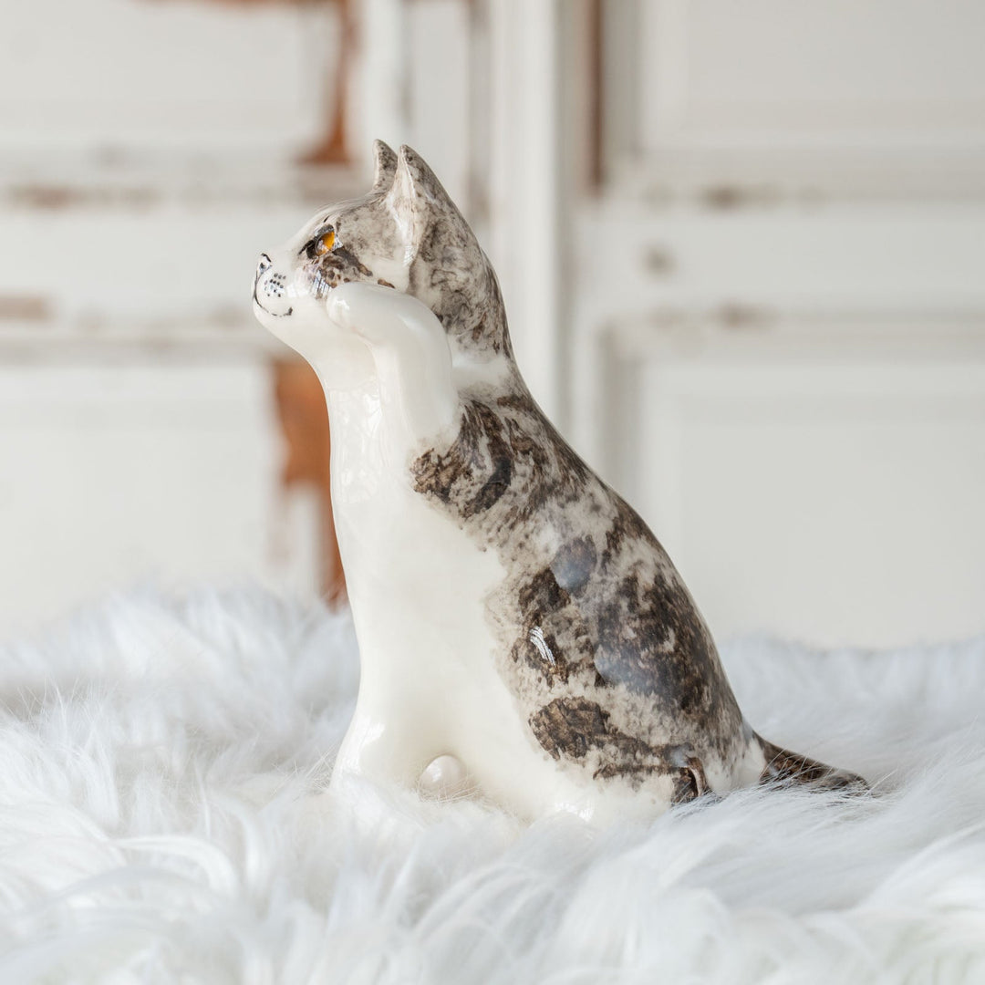 【Winstanley Cat ウィンスタンレイ キャット】◇招き猫を思わせる前足を上げたフォルムが印象的 Silver tabby シルバータビー/24E[m]