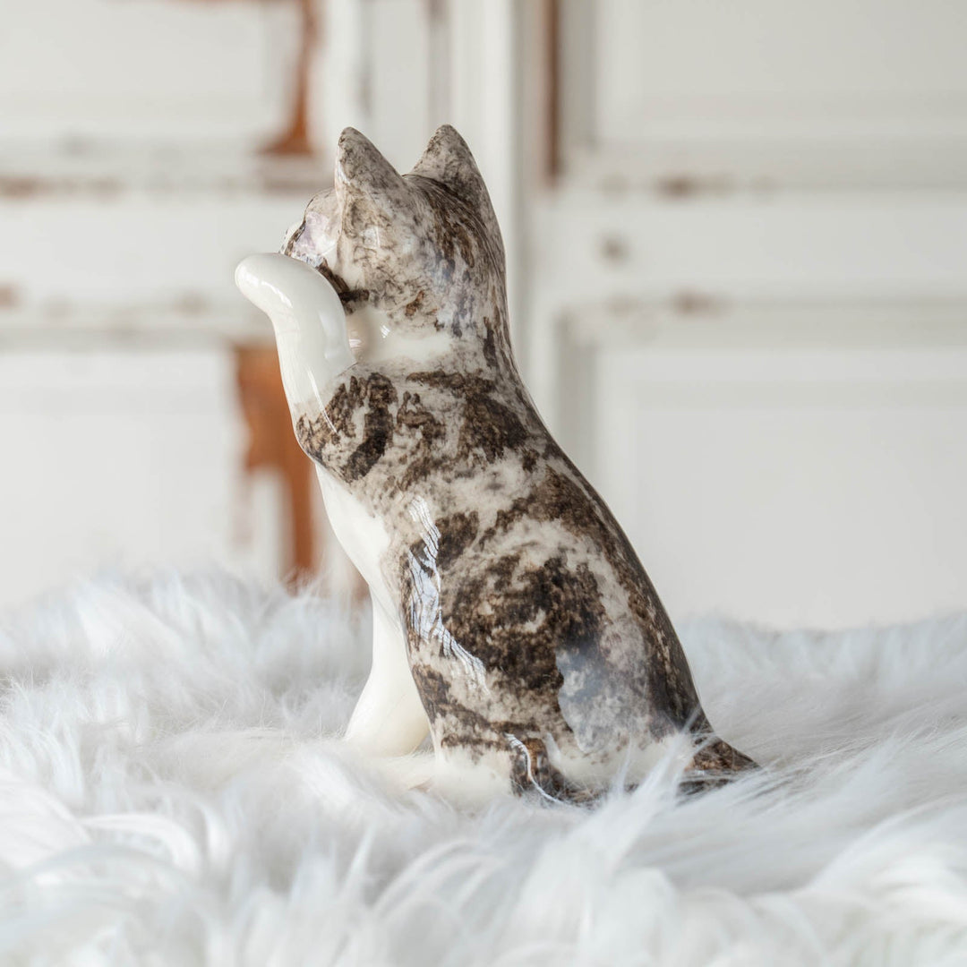 【Winstanley Cat ウィンスタンレイ キャット】◇招き猫を思わせる前足を上げたフォルムが印象的 Silver tabby シルバータビー/24E[m]