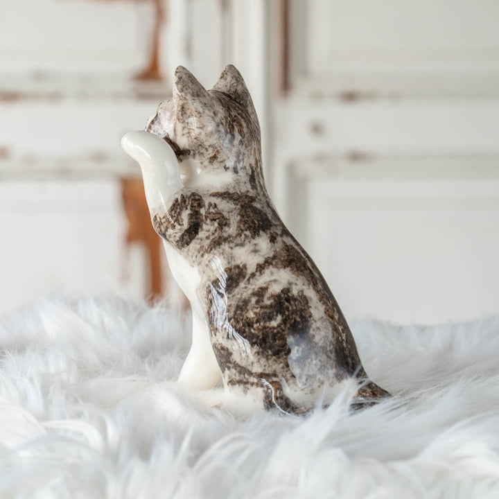 【Winstanley Cat ウィンスタンレイ キャット】◇招き猫を思わせる前足を上げたフォルムが印象的 Silver tabby シルバータビー/24E[m]