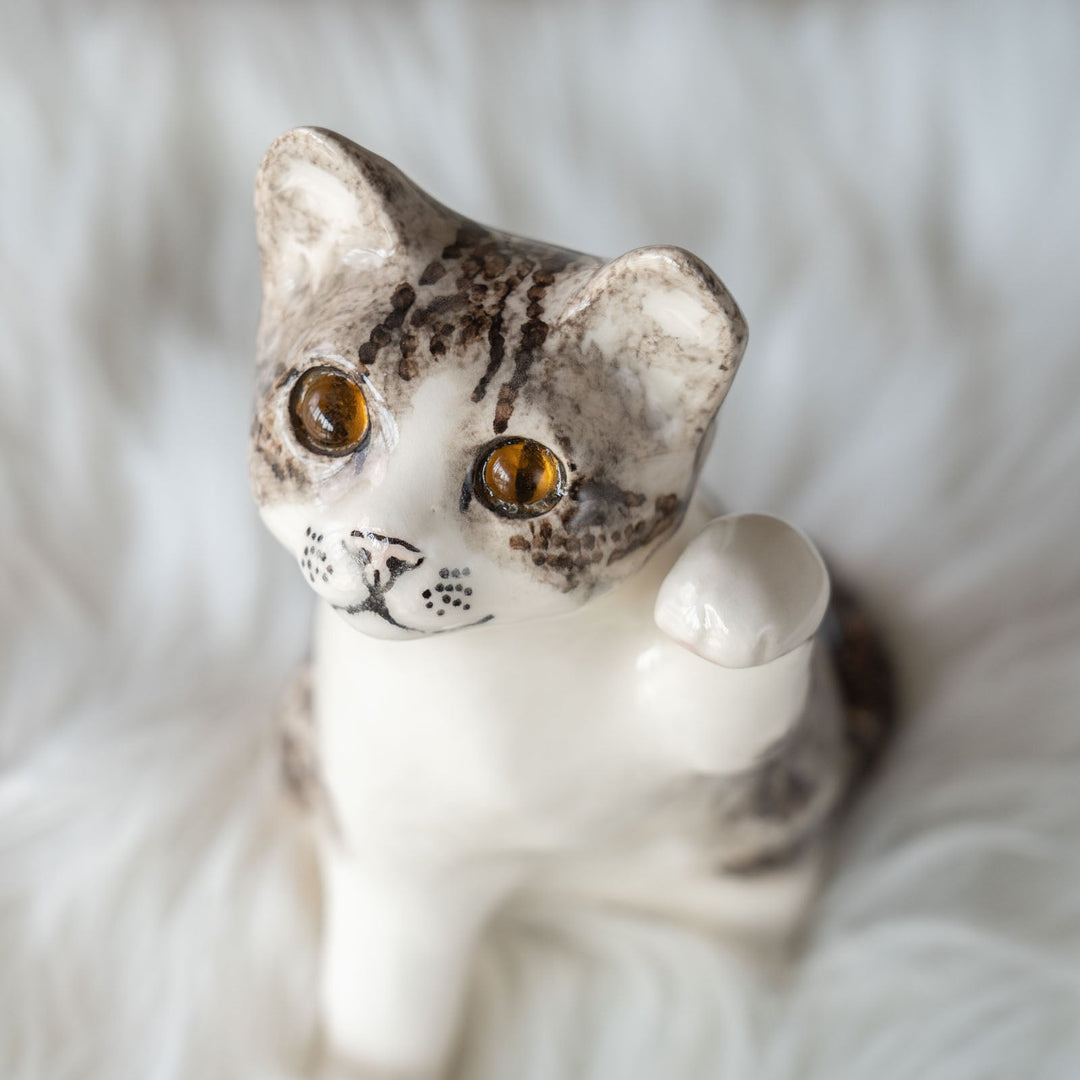 【Winstanley Cat ウィンスタンレイ キャット】◇招き猫を思わせる前足を上げたフォルムが印象的 Silver tabby シルバータビー/24E[m]