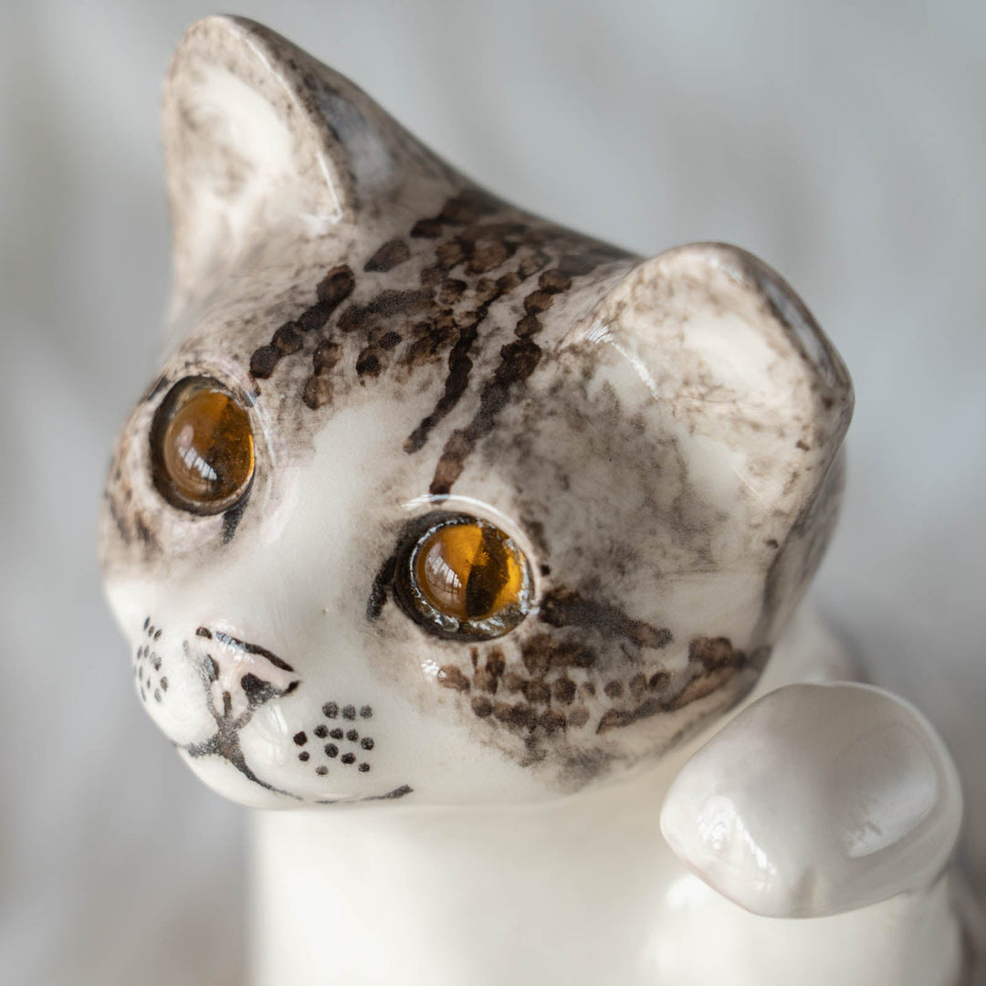 【Winstanley Cat ウィンスタンレイ キャット】◇招き猫を思わせる前足を上げたフォルムが印象的 Silver tabby シルバータビー/24E[m]