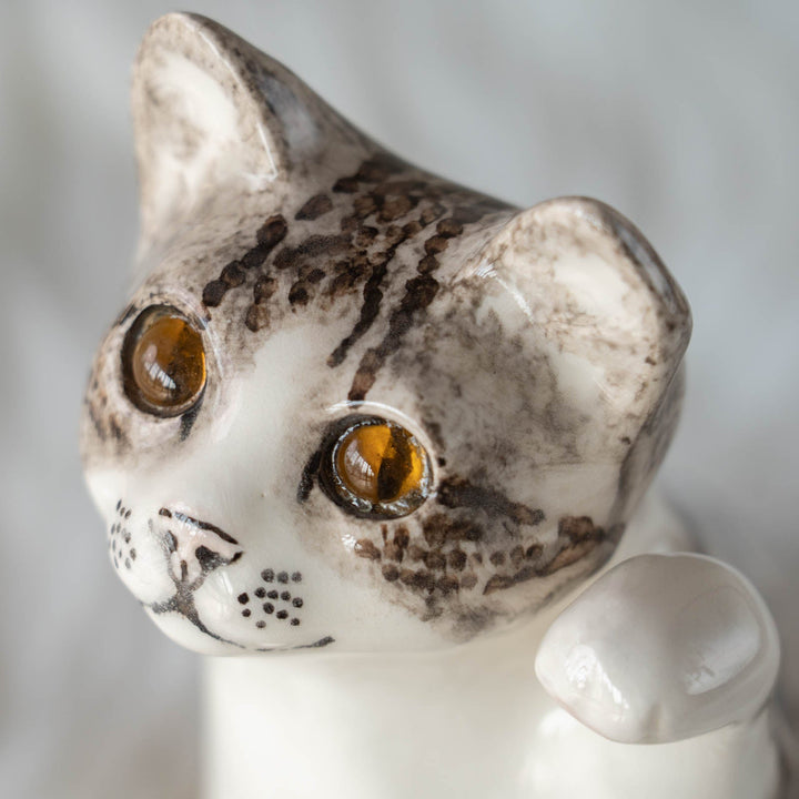 【Winstanley Cat ウィンスタンレイ キャット】◇招き猫を思わせる前足を上げたフォルムが印象的 Silver tabby シルバータビー/24E[m]