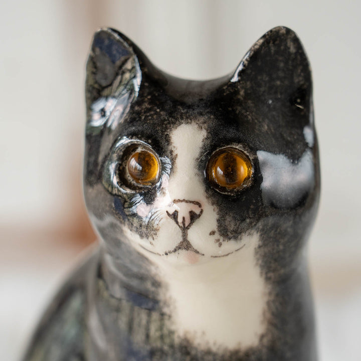 【Winstanley Cat ウィンスタンレイ キャット】◇両足をきゅっと揃えた上品な佇まい Tuxedo タキシード /24E[m]