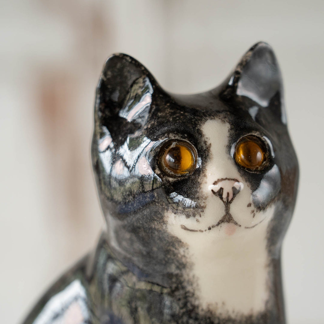 【Winstanley Cat ウィンスタンレイ キャット】◇両足をきゅっと揃えた上品な佇まい Tuxedo タキシード /24E[m]