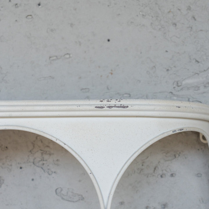 アーチが連なるモダンなデザイン アンティーク調 ホワイト 横型 ウォールシェルフ