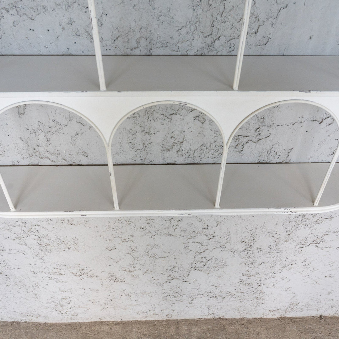 アーチが連なるモダンなデザイン アンティーク調 ホワイト 横型 ウォールシェルフ