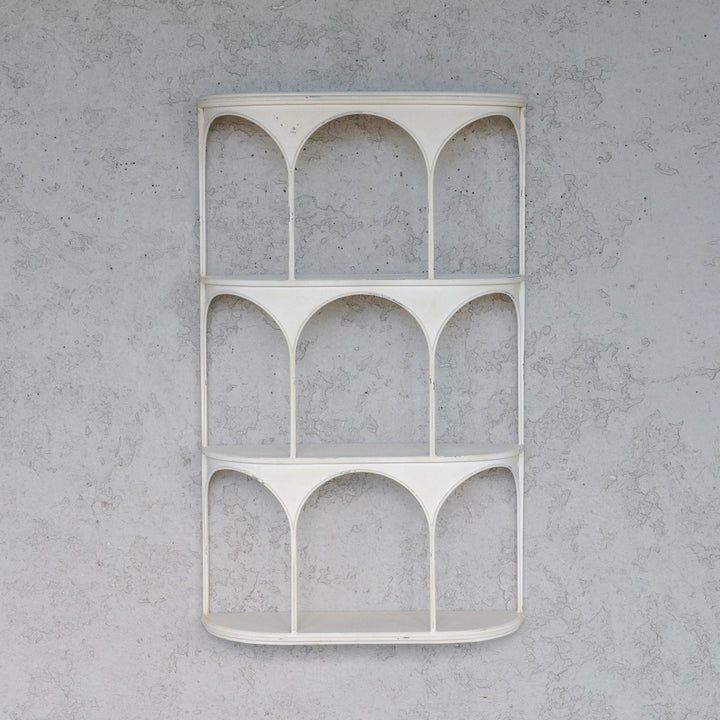 アーチが連なるモダンなデザイン アンティーク調 ホワイト 縦型 ウォールシェルフ
