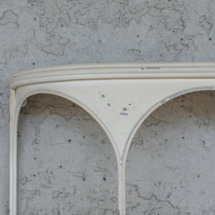 アーチが連なるモダンなデザイン アンティーク調 ホワイト 縦型 ウォールシェルフ