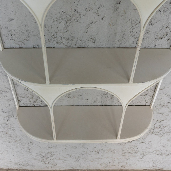 アーチが連なるモダンなデザイン アンティーク調 ホワイト 縦型 ウォールシェルフ