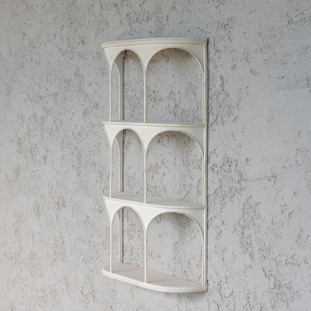 アーチが連なるモダンなデザイン アンティーク調 ホワイト 縦型 ウォールシェルフ