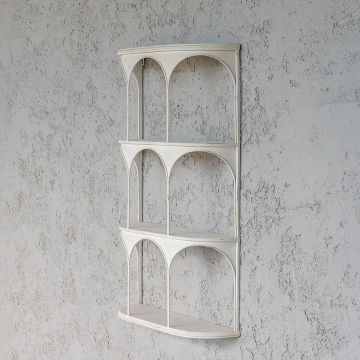 アーチが連なるモダンなデザイン アンティーク調 ホワイト 縦型 ウォールシェルフ