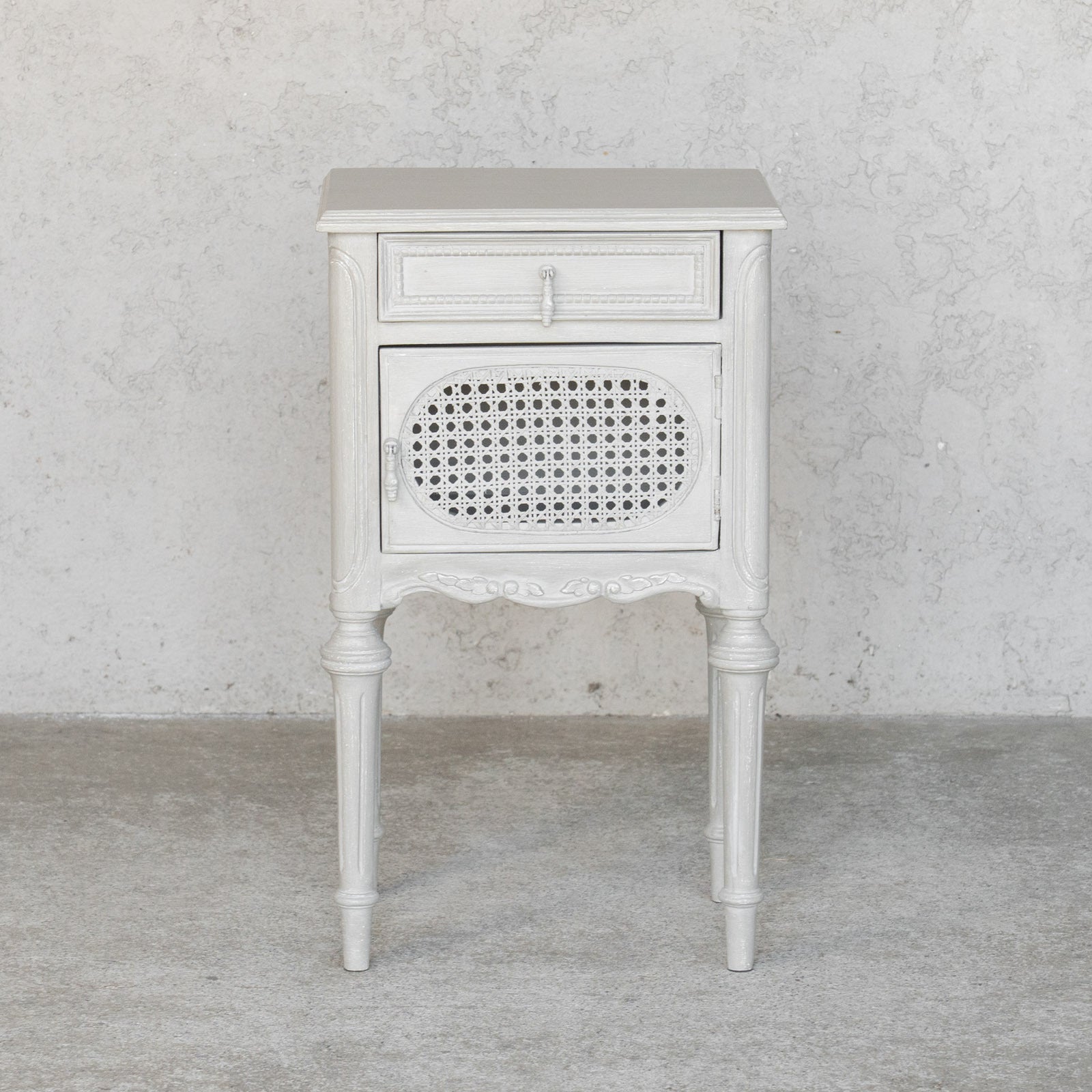 M♦ベットサイドテーブル　ナイトテーブル　ヨーロピアンデザイン かごめ編みの扉など可愛らしいデザイン アンティーク調 ベッドサイド