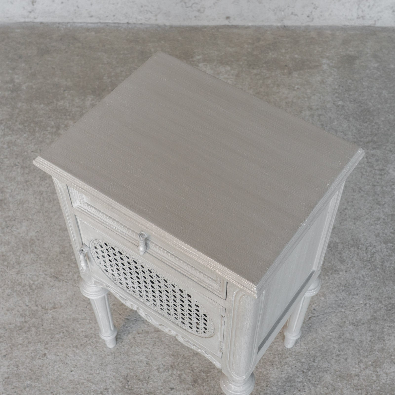 かごめ編みの扉など可愛らしいデザイン アンティーク調 ベッドサイド