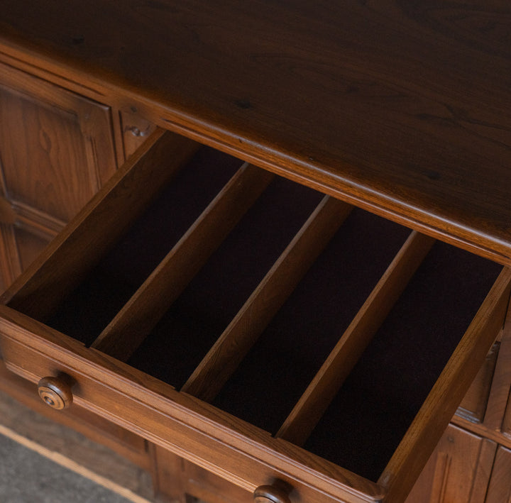 英国【ERCOL アーコール】クラシカルで気品ある佇まい サイドボード Old Colonial オールドコロニアル /24I