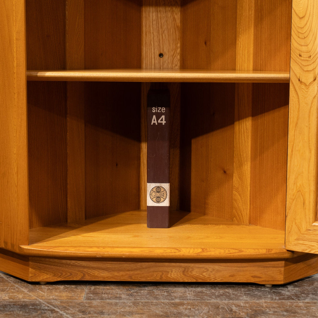 英国【ERCOL アーコール】お部屋の角にすっきり収まる エルム コーナーキャビネット No.743C /24I-2[m]