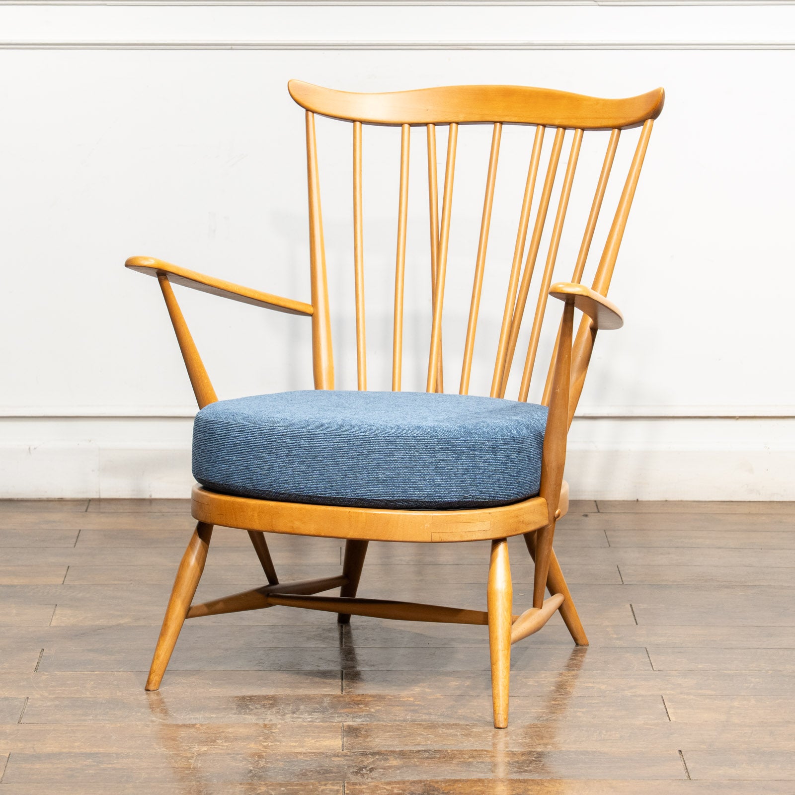 英国【ERCOL アーコール】ブルーのクッションが爽やか コムバック