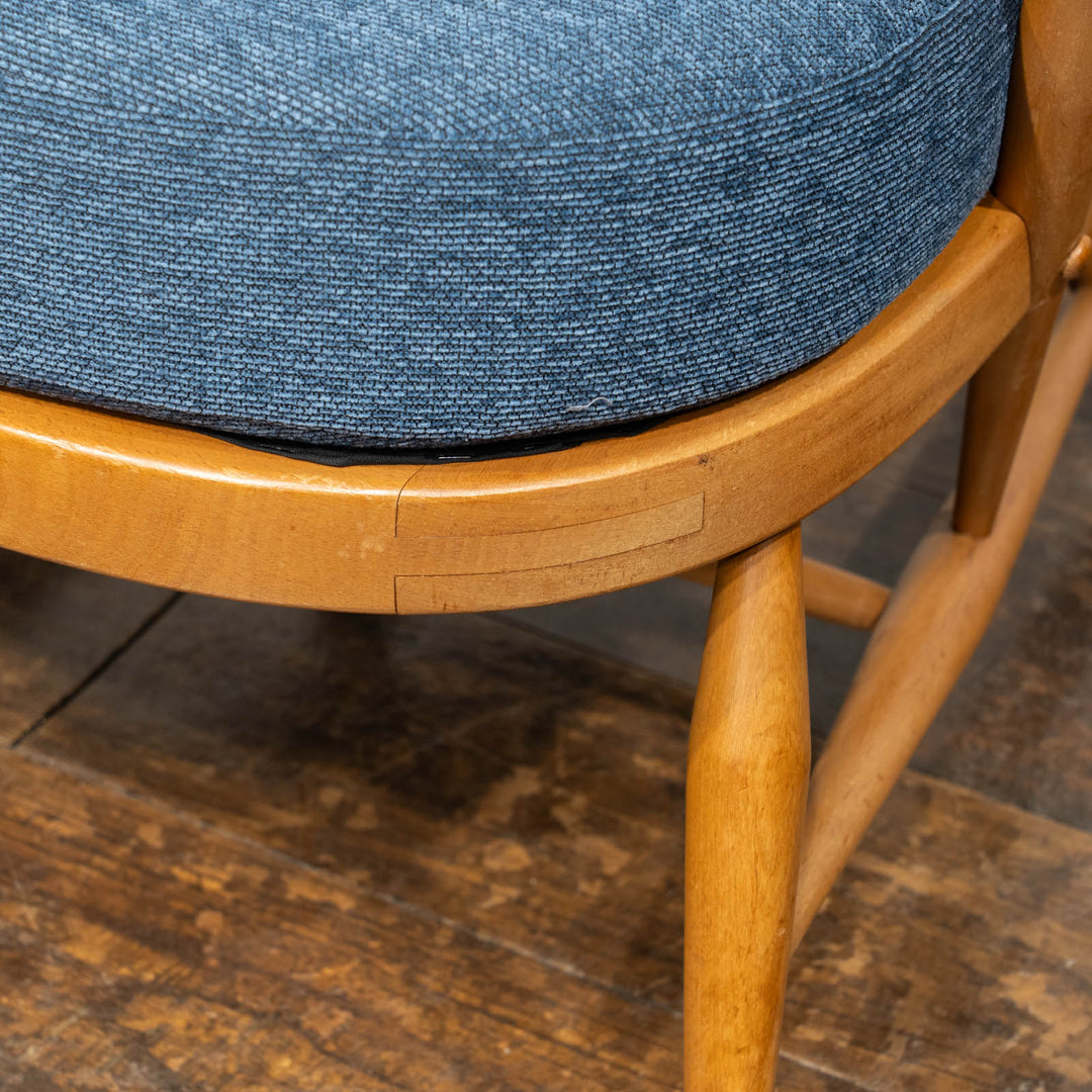 英国【ERCOL アーコール】ブルーのクッションが爽やか コムバック ウィンザー イージーチェア /24I-1