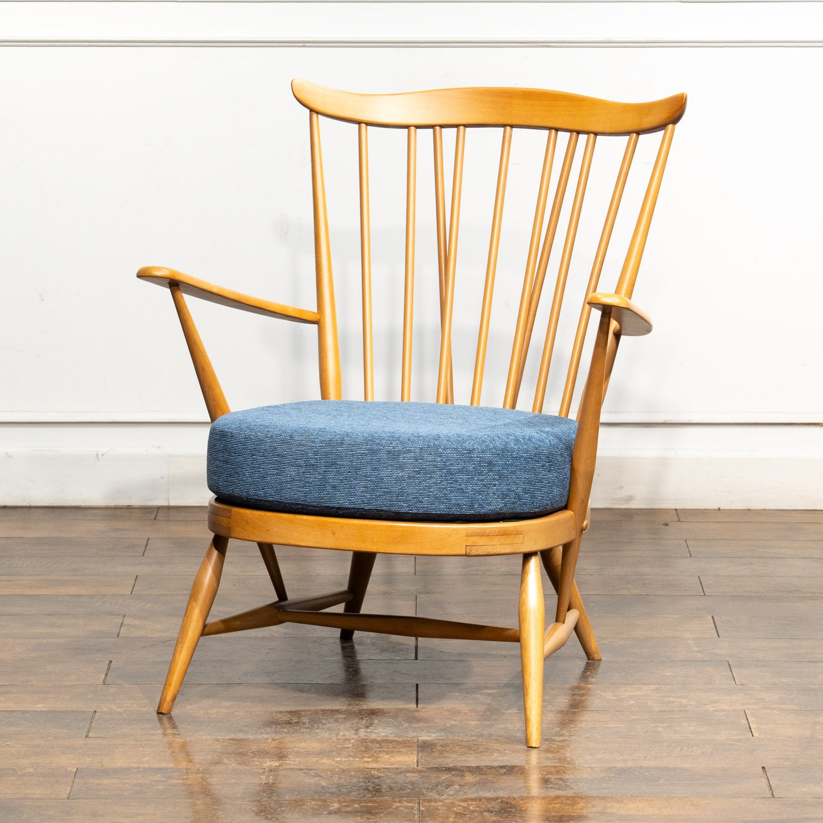 英国【ERCOL アーコール】ブルーのクッションが爽やか コムバック