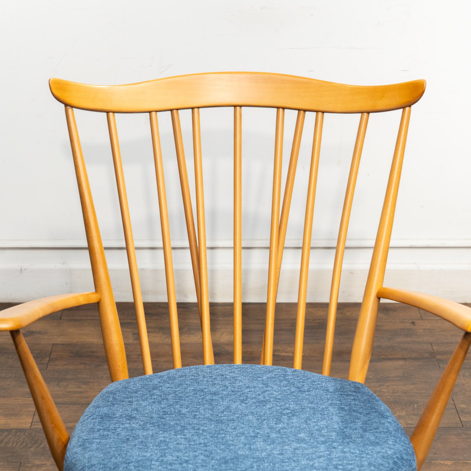 英国【ERCOL アーコール】ブルーのクッションが爽やか コムバック